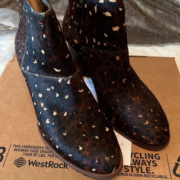 40. Madewell The Rosie Bootie in Rich Brown - Picture 3 of 10